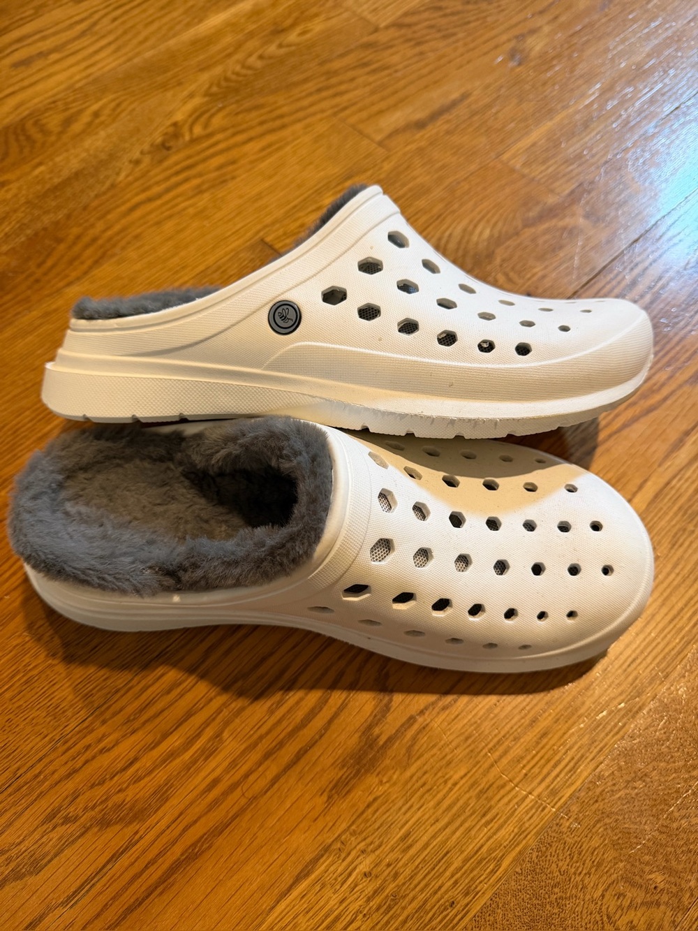 Men’s Faux-Fur Lined Slip-On Clogs in White with Gray Lining Sz 7